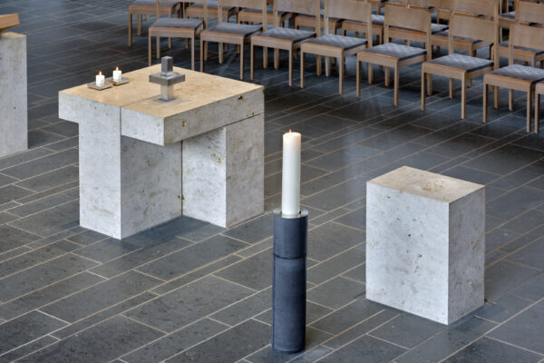 Juliane Schölß: Altarkreuz, Leuchter, Osterleuchter, Silber 925, montiert, Beton, Evangelisch-Lutherische Kirche Herzogenaurach, 2015 - 2017, Foto: Eva Jünger.